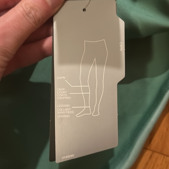 NWT Under Armour Capri Length Compression Leggings | Size M - Picture 2 of 8